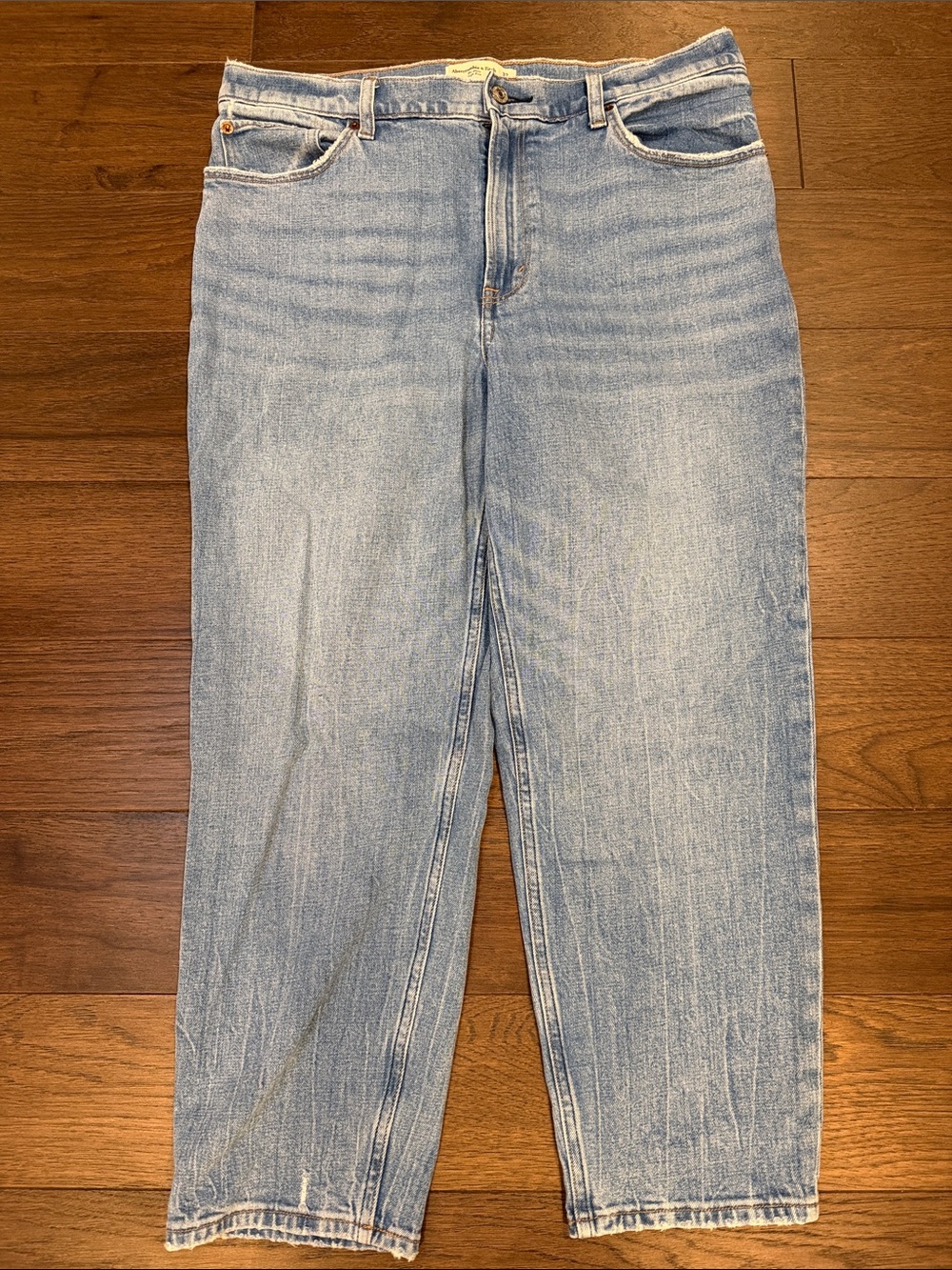 Abercrombie The Mom High Rise Jeans Light Wash Size 32 14S - C30-101